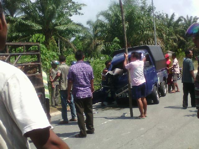 Mobil Cary Tabrak Pipa Chevron di Jalan Batin Muajo Lelo Bengkalis