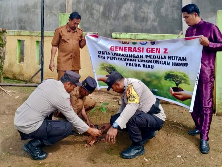 Polsek Rimba Melintang Sosialisasikan Green Policing, Tanam Pohon di Lenggadai Hilir