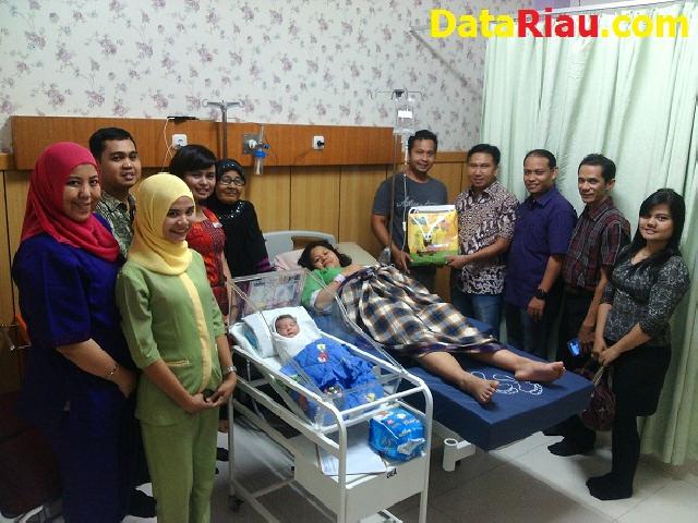 Bayi Lahir Tanggal 1-5-15 Dapat Souvenir Dari Hotel ibis Pekanbaru