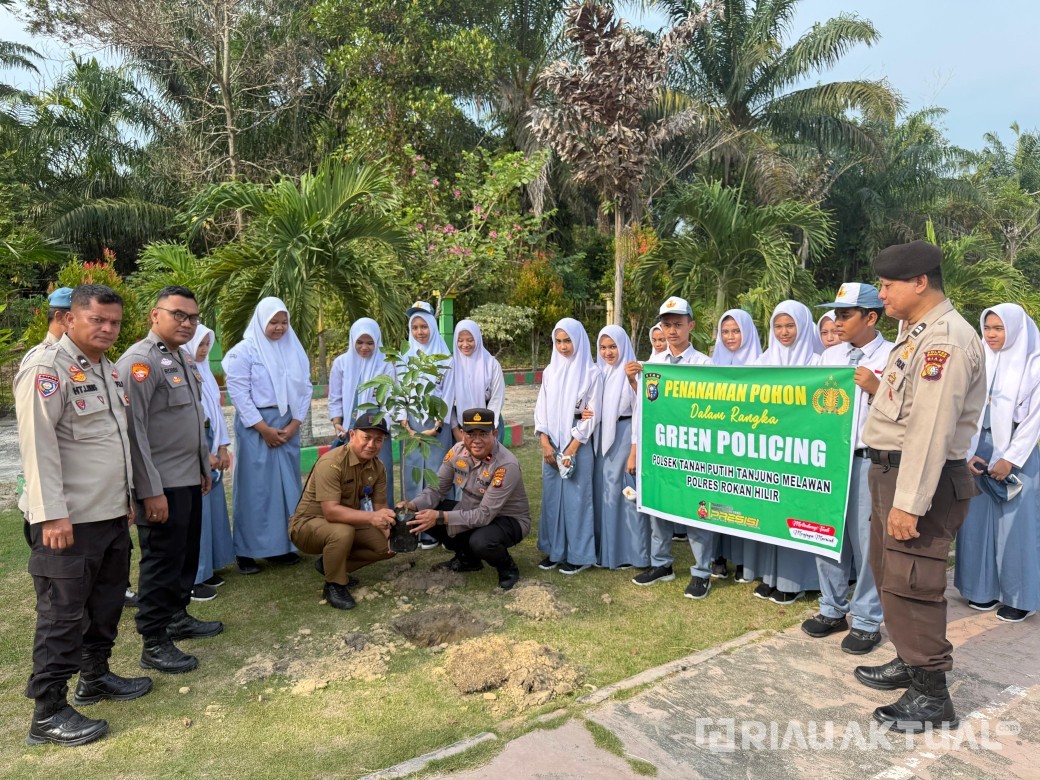 Kapolsek Tanah Putih Tanjung Melawan Sosialisasikan Green Policing Kapolda Riau Melalui Penanaman Pohon