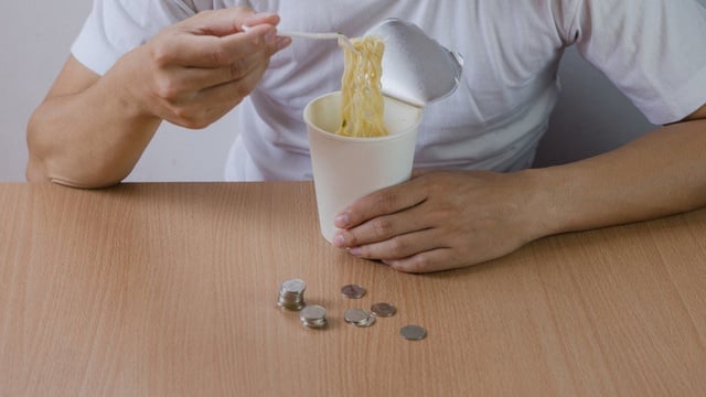 Benarkah Makan Mie Instan Bisa Bikin Usus Buntu? Ini Jawabannya