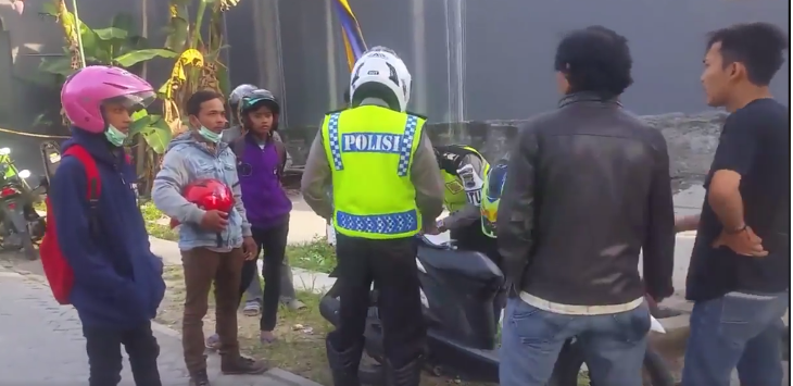 Razia Pengendara di Jalan Kampung, Dua Polisi Ini Diusir Warga