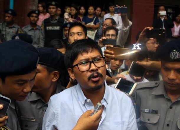 Dua Wartawan Reuters Diadili Setelah Meliput Pembantaian Rohingya