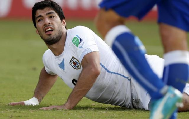 FIFA Mulai Investigasi Insiden Gigitan Suarez
