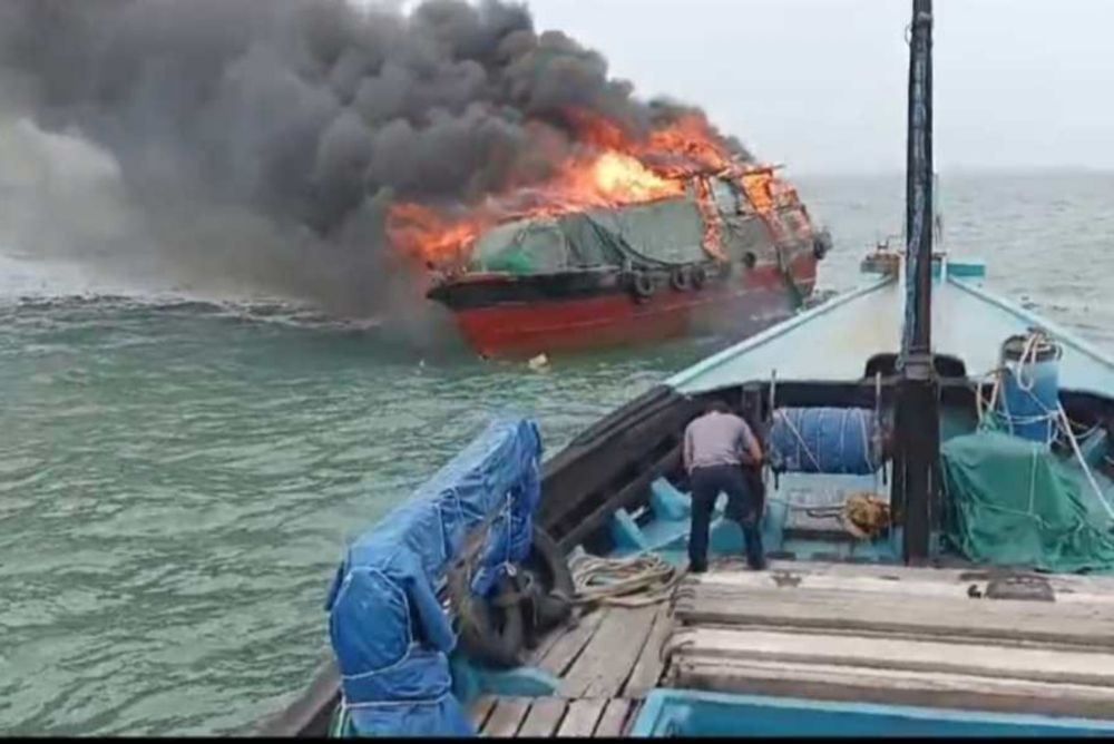 Lima Awak KM Tenaga Sakti yang Terbakar di Perairan Malaysia Selamat