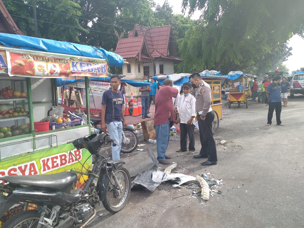 Dua Mobil Kecelakaan Beruntun Seruduk Pedagang di Pintu Masuk RS Arifin Achmad
