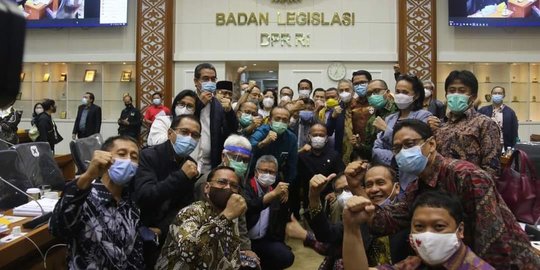 Foto Para Wakil Rakyat Berswafoto Berkerumun, Sementara Rakyat Disuruh Jaga Jarak