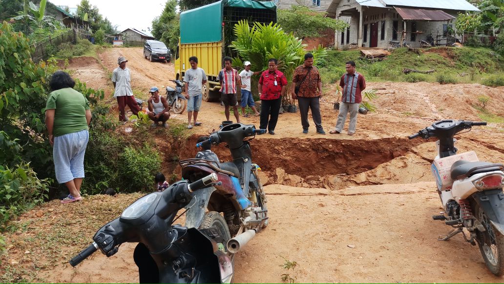 Jalan Desa Keresek Kembali Bisa dilalui Setelah PUPR Turunkan Alat Berat