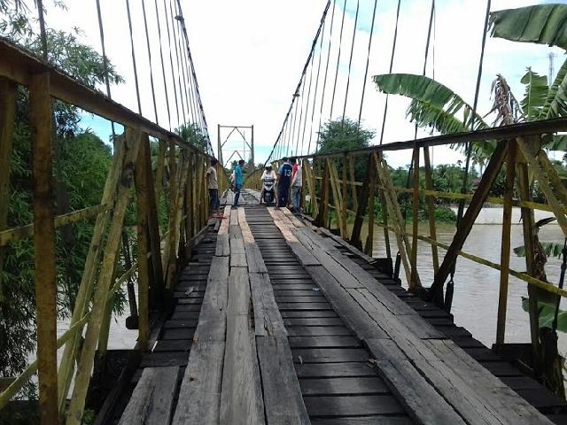 Warga Perbaiki Jembatan Kalber Secara Swadaya