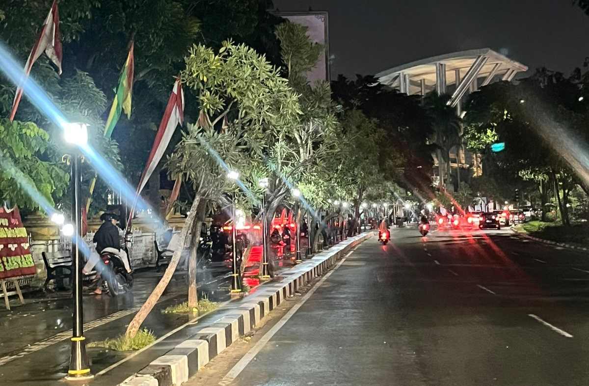 Percantik Wajah Kota, Dishub Pekanbaru Pasang Lampu Penerangan Trotoar Sudirman