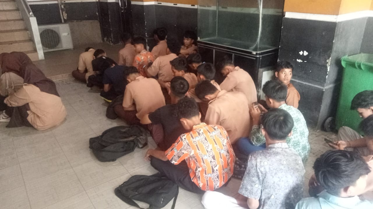 Kedapatan Nongkrong di Warnet Saat Jam Sekolah, 32 Pelajar Diamankan Satpol PP Pekanbaru