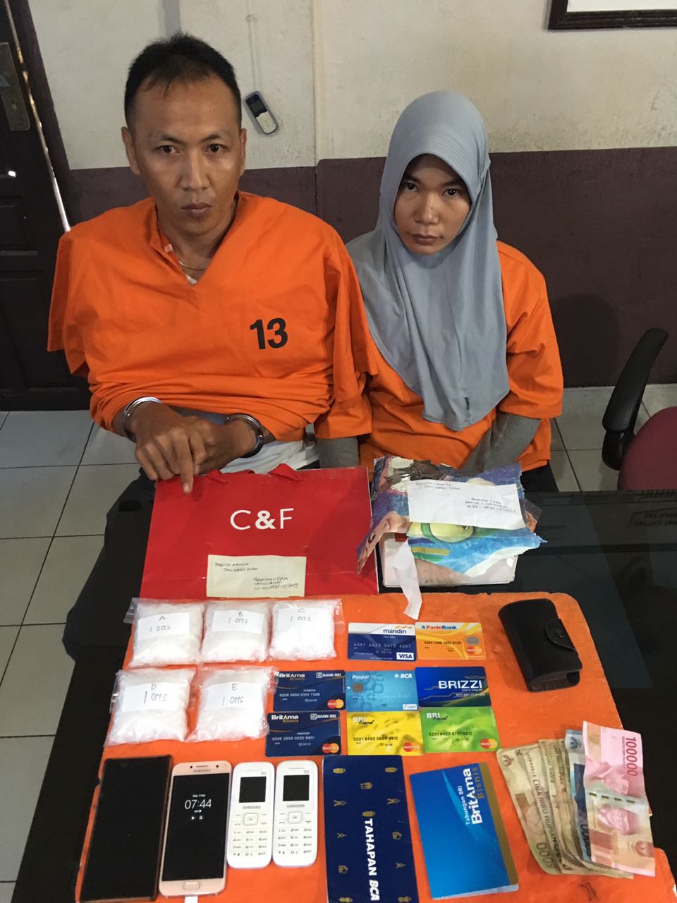 Ambil Sabu-sabu Pesanan Suami, Ibu Rumah Tangga di Tembilahan Diciduk Polisi