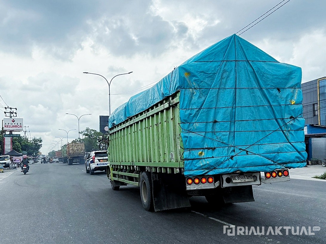Padahal Dilarang saat Nataru, Polisi Militer Kawal Truk Melintas di Jalan HR Soebrantas Pekanbaru