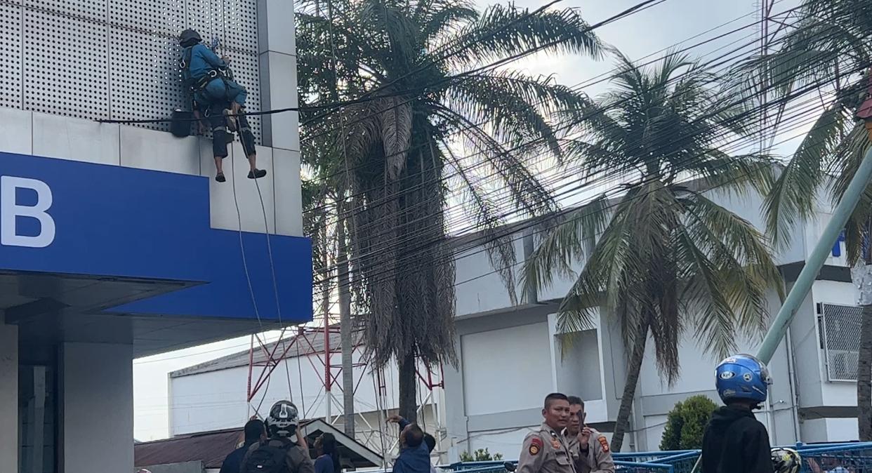 Pekerja Pembersih Gedung UOB Pekanbaru Tersengat Listrik