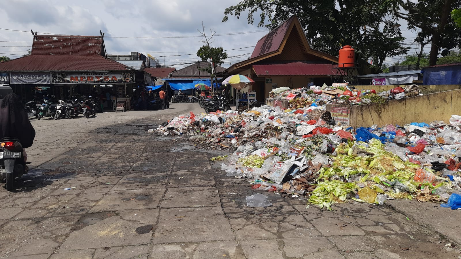 Pengangkutan Tersendat, Banyak Sampah Menumpuk di TPS