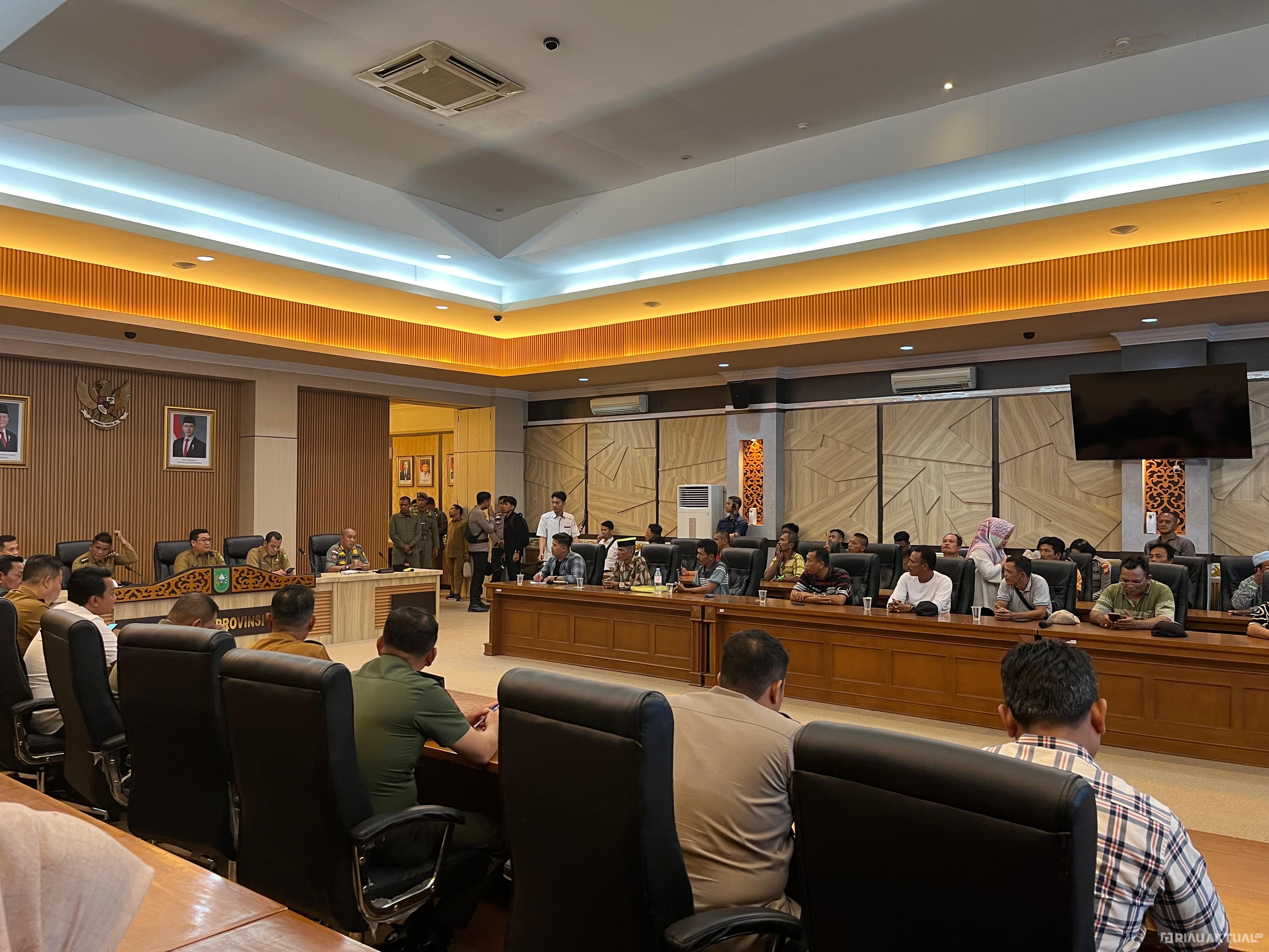 Tak Menunggu Lama, Perwakilan Massa Aksi Diterima Bupati Zukri di Kantor Gubernur Riau