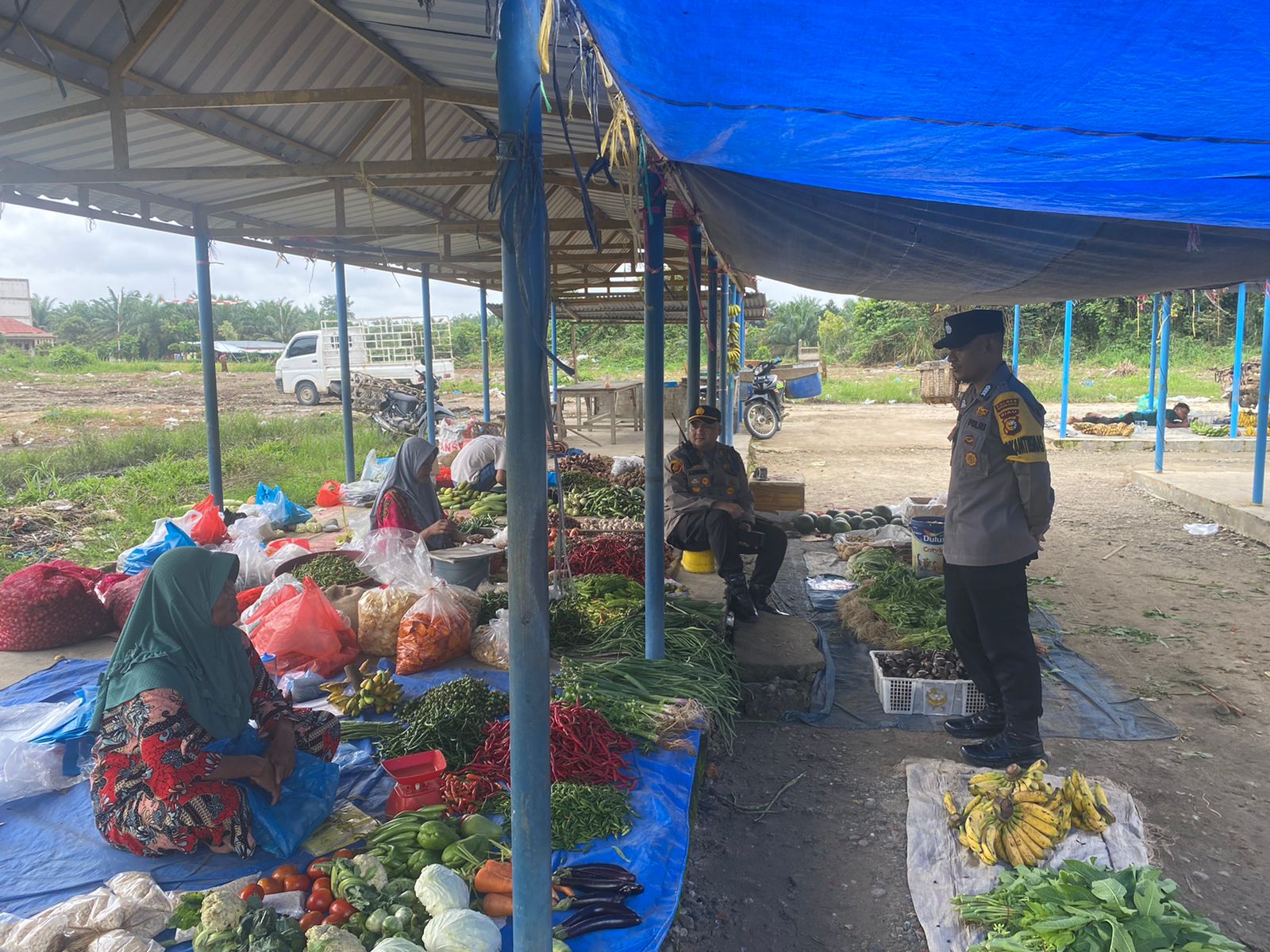 Polsek Kunto Darussalam Sosialisasikan Pemilu Damai dengan Pedagang Pasar