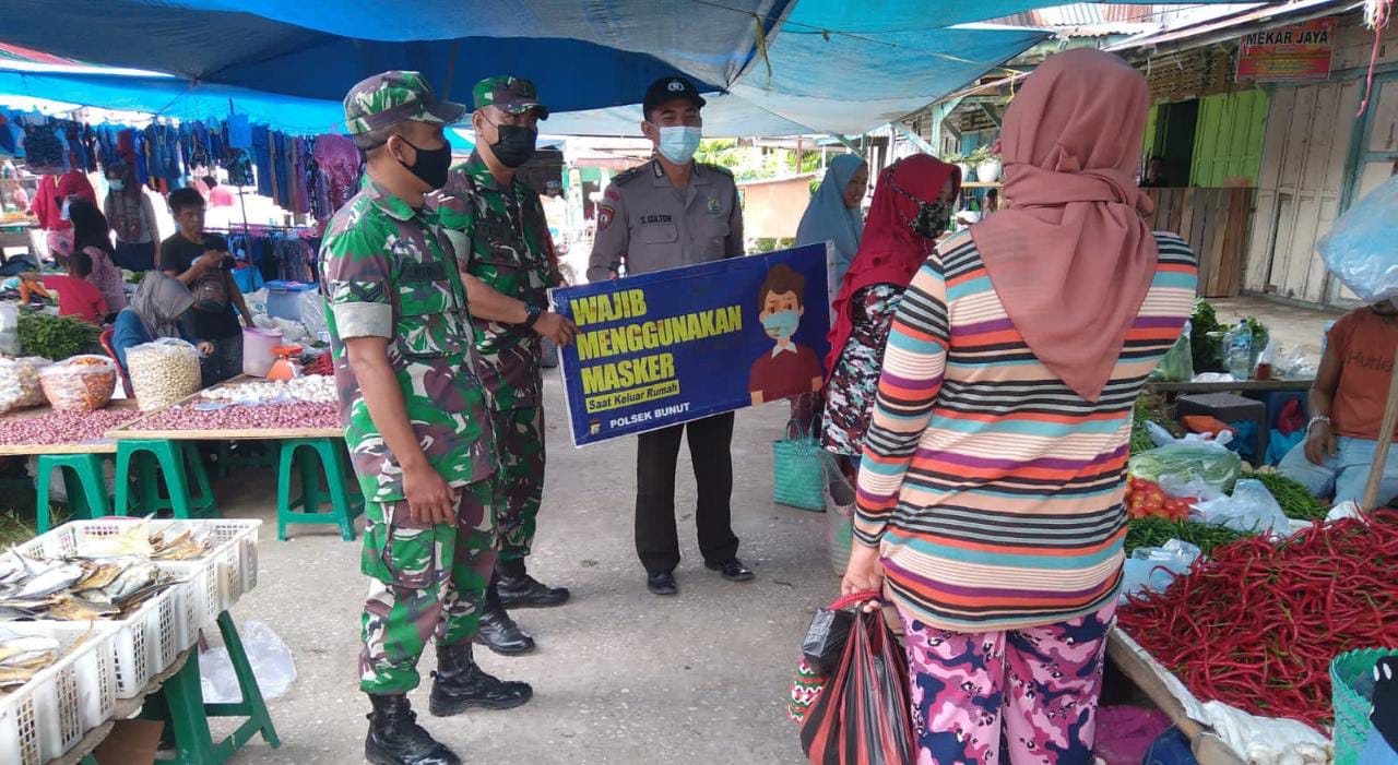 Polsek Bunut dan TNI Gelar Patroli di Pusat Keramaian dan Pantau Prokes Masyarakat