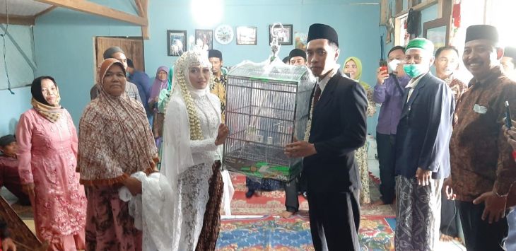 Keduanya Dipertemukan Saat Lomba Burung Kicau Mania, Pengantin Ini Mas Kawinnya Sangkar Burung