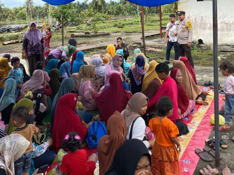 Cooling System Polsek Teluk Belengkong, Bripka Hardi Geruduk Emak-emak Yasinan untuk Sukseskan Pemilu 2024