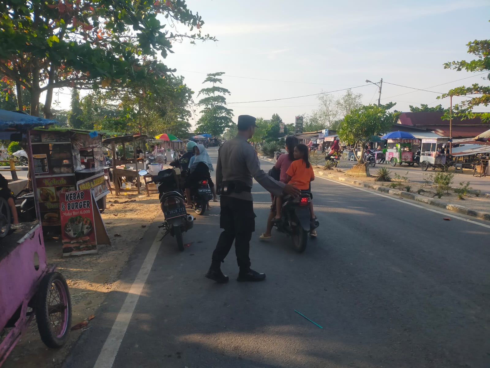 Polsek Bangko Pusako Gelar Patroli dan Pengaturan Lalu Lintas di Bazar Ramadhan