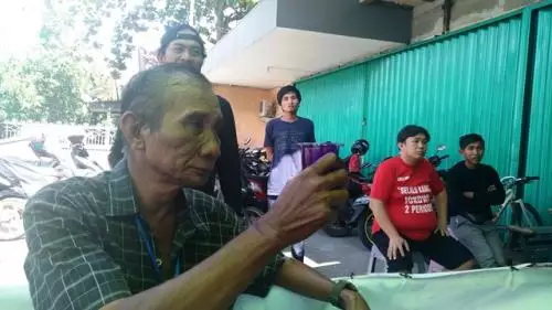 Ngantuk Berat di TPS, Anggota Linmas Ini Tenggak Tinta yang Dikira Kopi