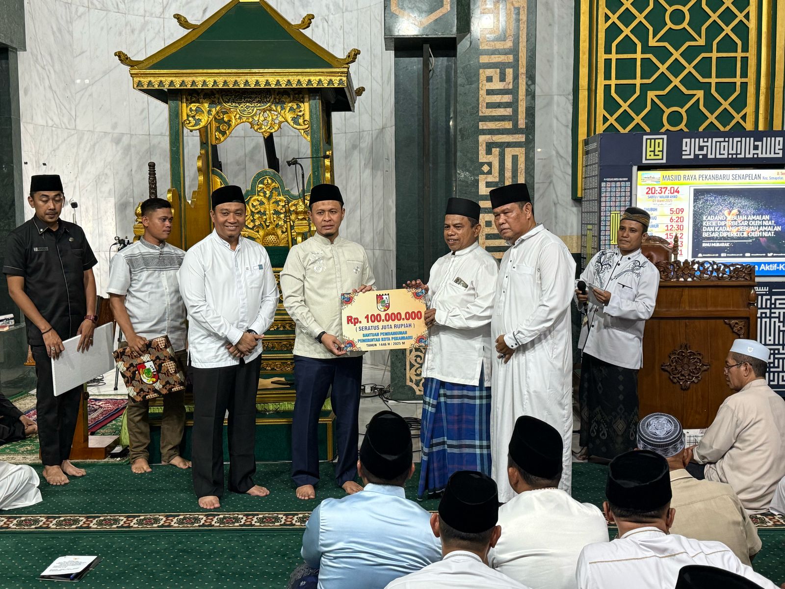 Agung dan Markarius Tarawih Perdana di Masjid Raya Pekanbaru, Salurkan Bantuan Rp100 Juta