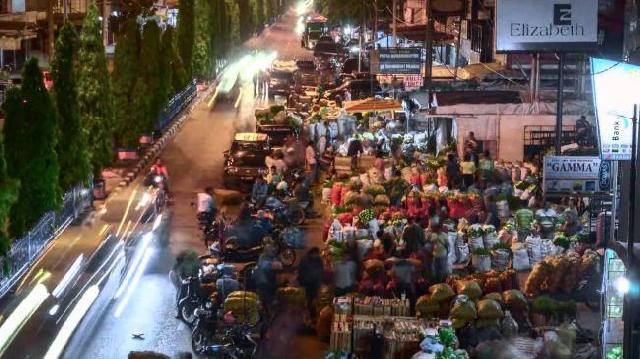 Kamis, Bongkar Muat Jalan Tuanku Tambusai Pekanbaru Ditertibkan