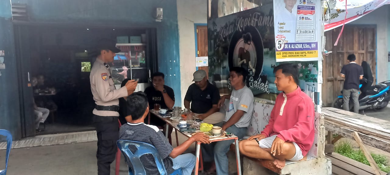 Cooling System, Bripka Wahyudi Sambangi Masyarakat Teluk Kiambang dan Sosialisasi Pemilu Damai 2024