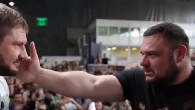 Kompetisi Saling Menampar, Pesertanya Ada dari Binaragawan