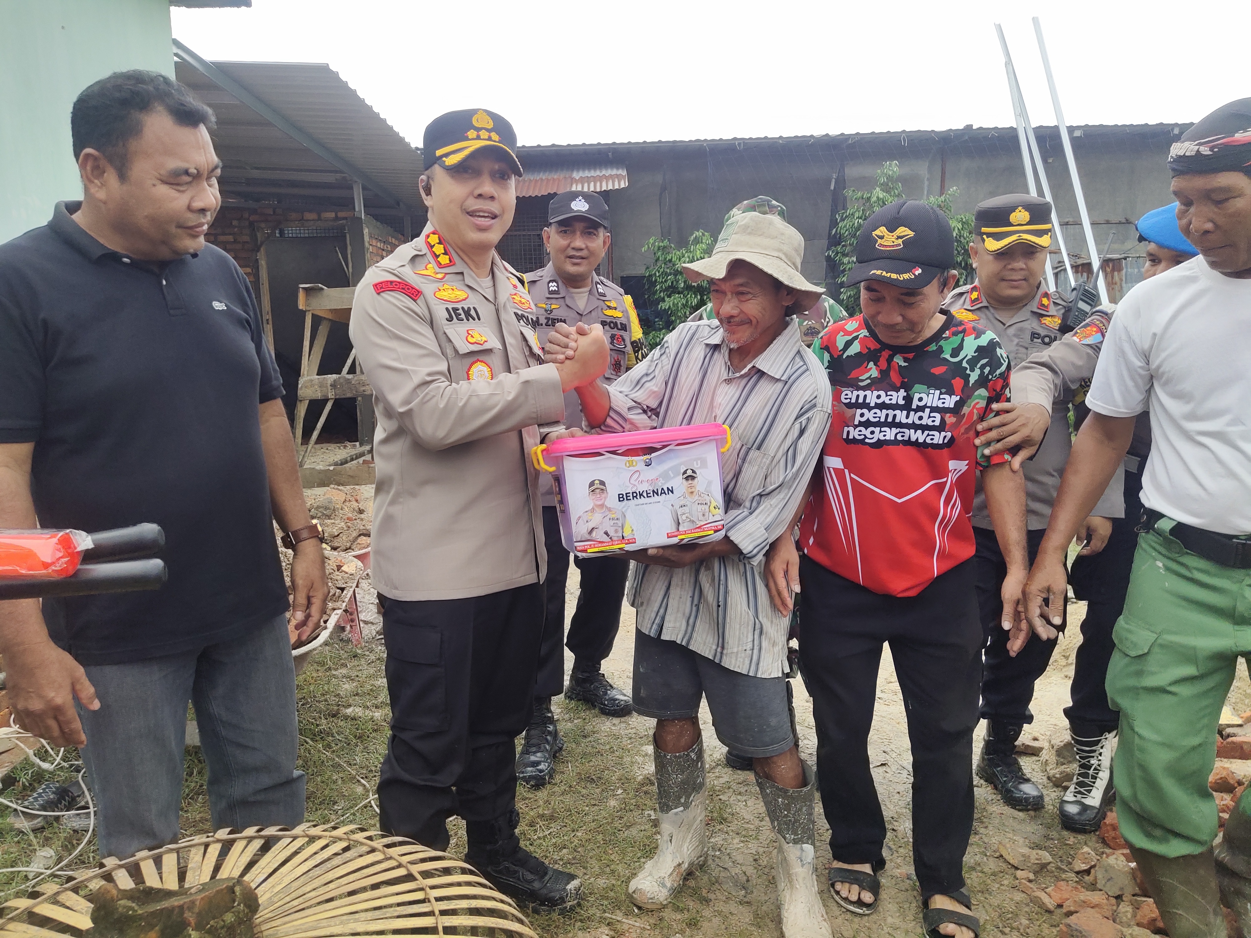 Disela Kunjungan Pembangunan Pos Ronda Perumahan Trenji, Kapolresta Pekanbaru Sosialisasikan Pemilu Damai