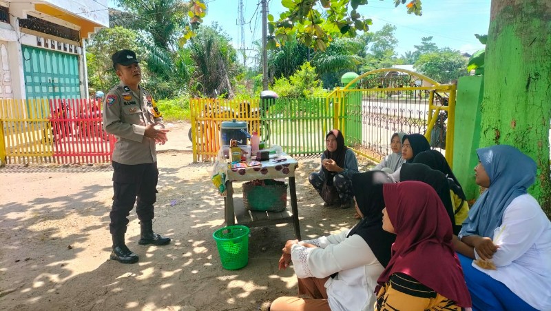 Bhabinkamtibmas Polsek TPTM Sasar Ibu-Ibu dalam Cooling System untuk Wujudkan Pilkada Damai 2024