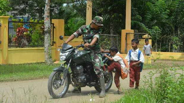 Kisah Prajurit TNI yang Antar Pulang Siswa SD di Daerah Pedalaman