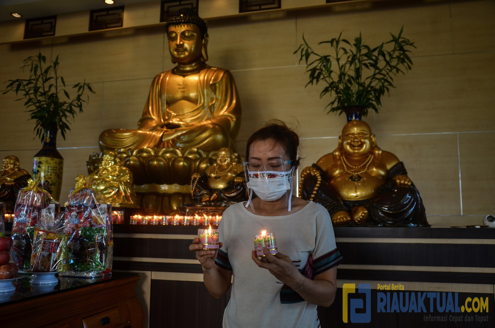 Umat Budha Mengikuti Upacara Trisuci Waisak 2565/2021