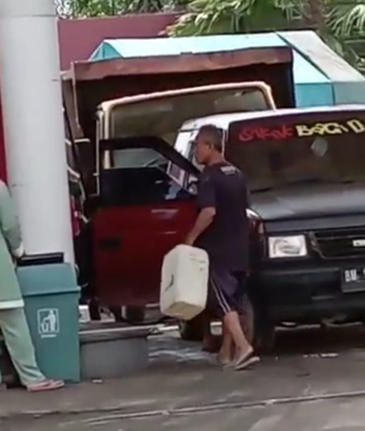 SPBU di Kemuning Inhil Diduga Layani Pengisian BBM Solar Subsidi ke Jerigen