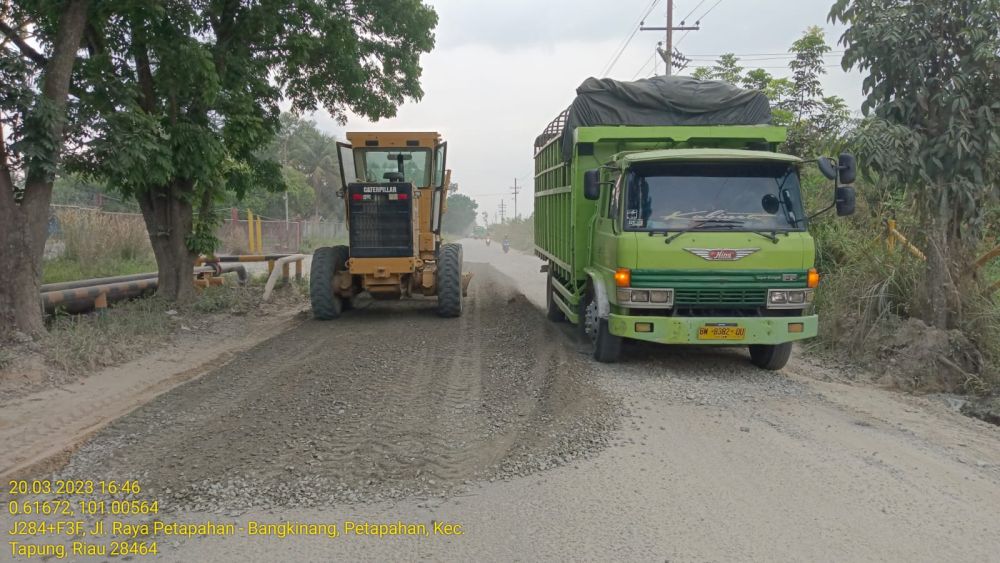 Jelang Mudik Lebaran, Ruas Jalan Provinsi di Kuansing-Kampar Diperbaiki