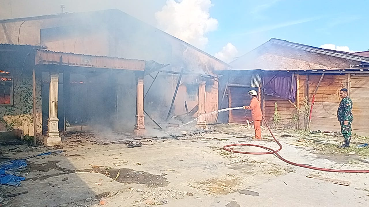 5 Mobil Damkar Padamkan Rumah Terbakar di Suka Karya, Api Muncul Dari Dapur