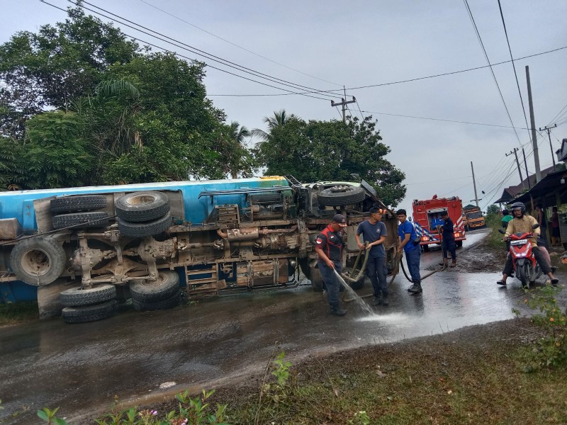 Tumpahan Minyak CPO di Bukit Limpato, Pemadam Kebakaran Kuansing Terus Lakukan Penyiraman