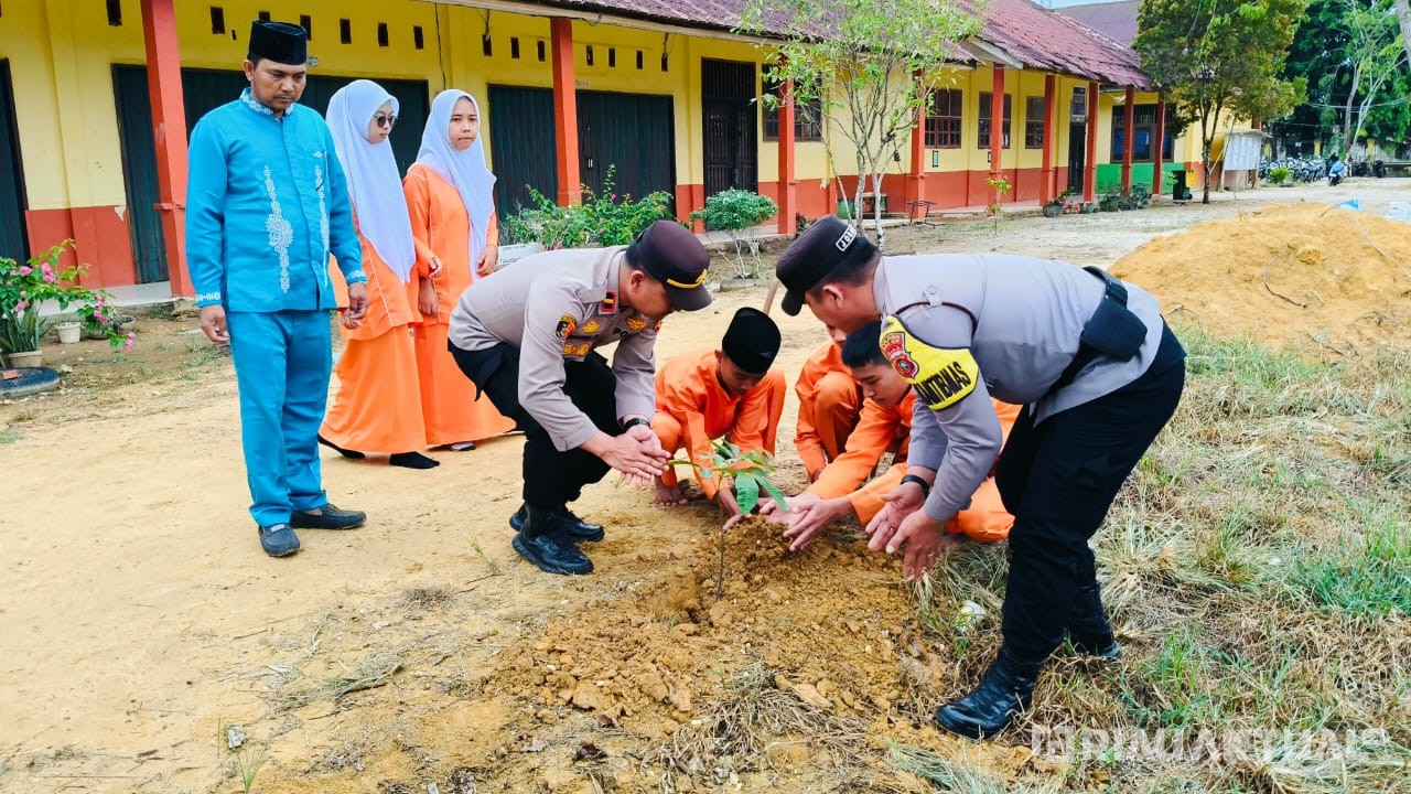 Polsek Rimba Melintang dan Pelajar SMKN 1 Tanam Pohon Dukung Program Kapolda Riau