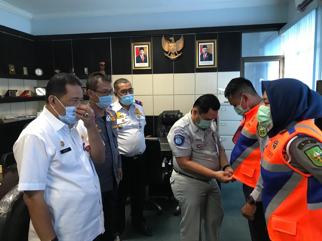 Utamakan Keselamatan di Lapangan saat Bertugas, Jasa Raharja Berikan Rompi ke Dishub Riau
