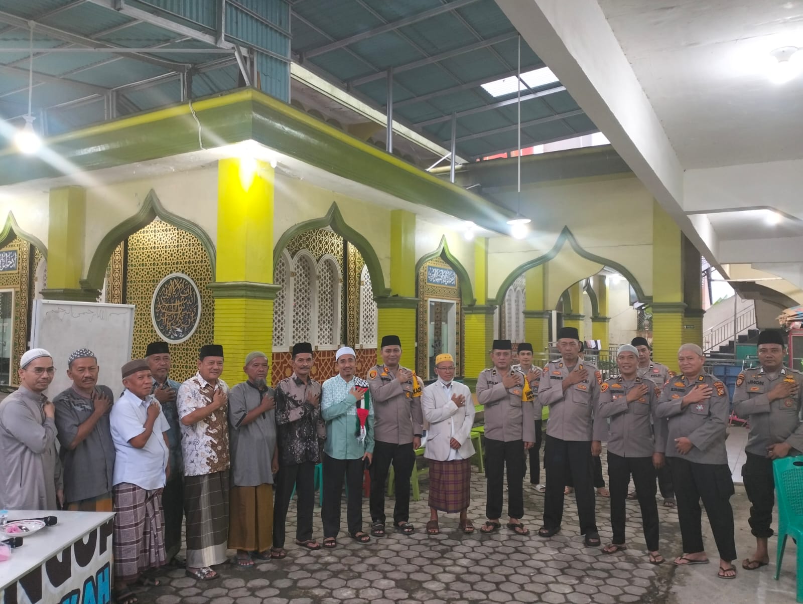 Kapolres Kuansing Sampaikan Pesan Damai Melalui Jum'at Curhat dan Salat Subuh Berjamaah