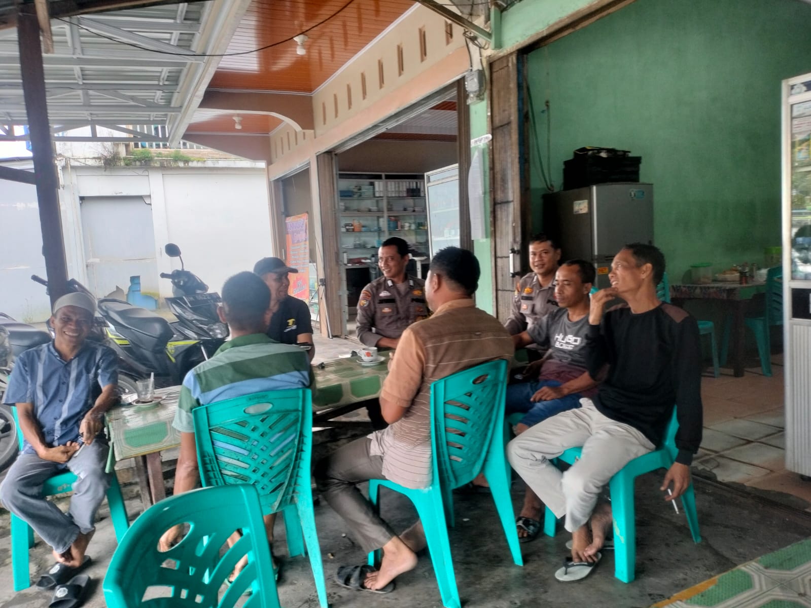 Bhabinkamtibmas Polsek Rambah dengan Sosialisasi Pemilu dengan Masyarakat