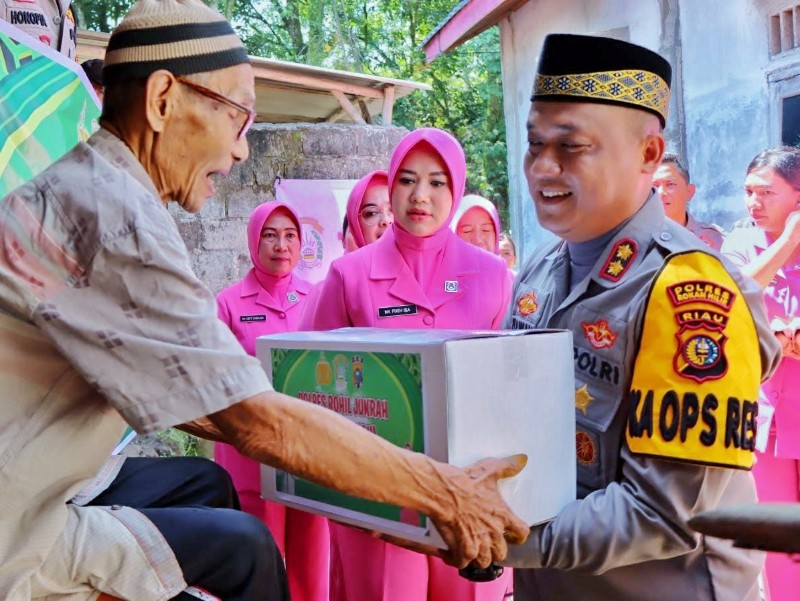 Wujudkan Pilkada Damai 2024, Kapolres Rohil dan Bhayangkari Cooling System Sambil Beri Bantuan