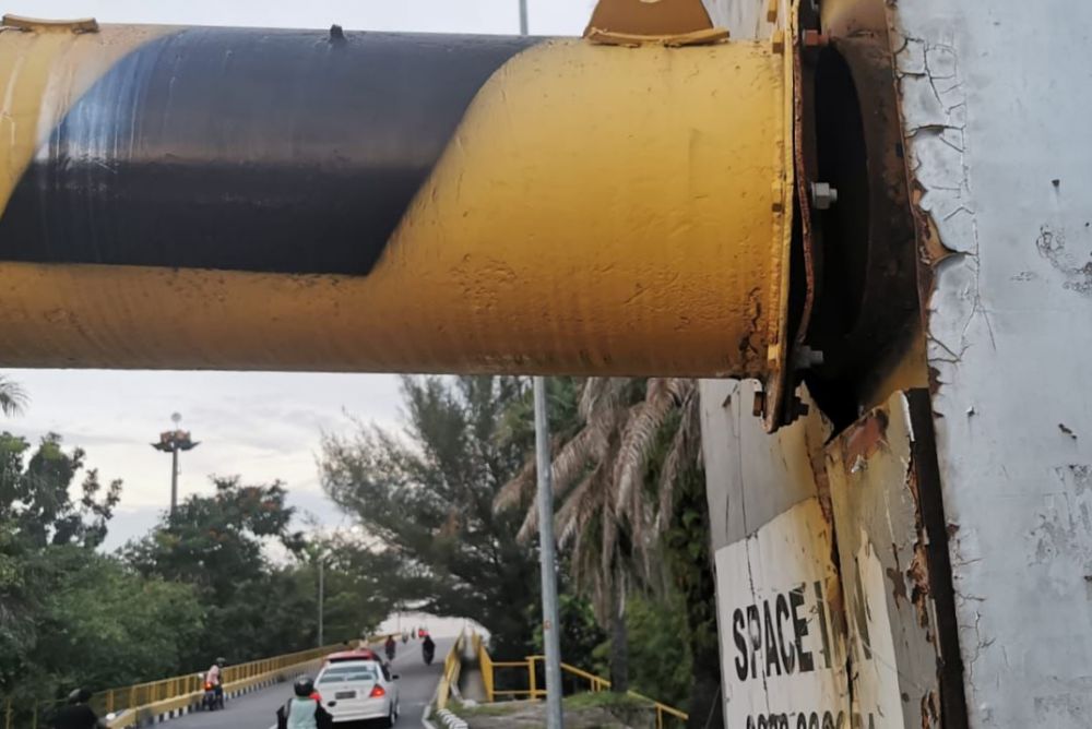 Dinas PUPR PKPP Riau Bongkar Portal Jembatan Siak 1 yang Rusak