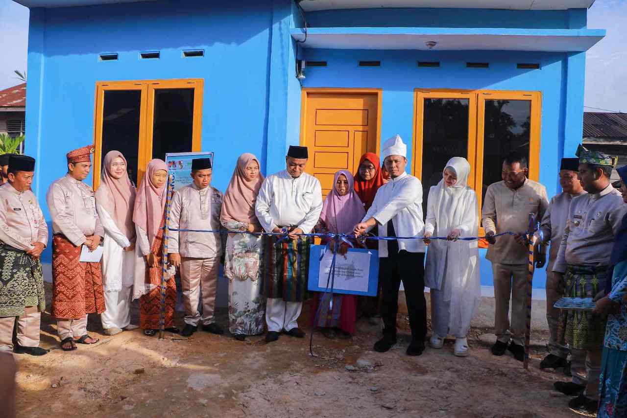 Wako Agung Serahkan Bantuan Rumah Layak Huni di Hari Jadi Pekabaru Ke-241