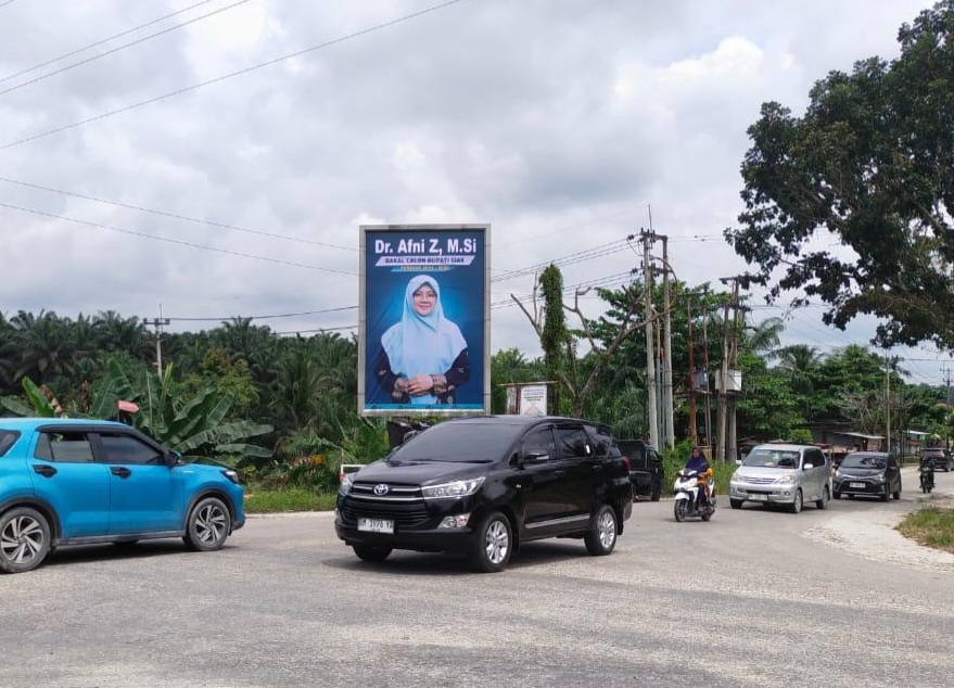Baliho Bacalon Bupati Siak DR Afni Terpampang Sepanjang Jalan