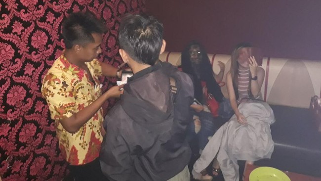 Terjepret Kamera Saat Razia, Wajah Pemandu Lagu Ini Seperti Hantu