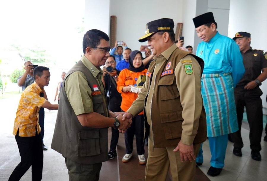 Gubri bersama Kepala BNPB Gunakan Heli Tinjau Banjir di Jalintim