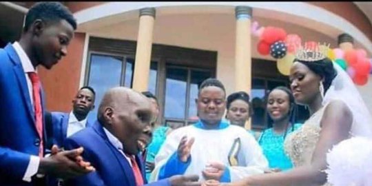 Mantap! Pria Dengan Julukan Terjelek di Uganda Menikahi Istrinya Yang Ketiga