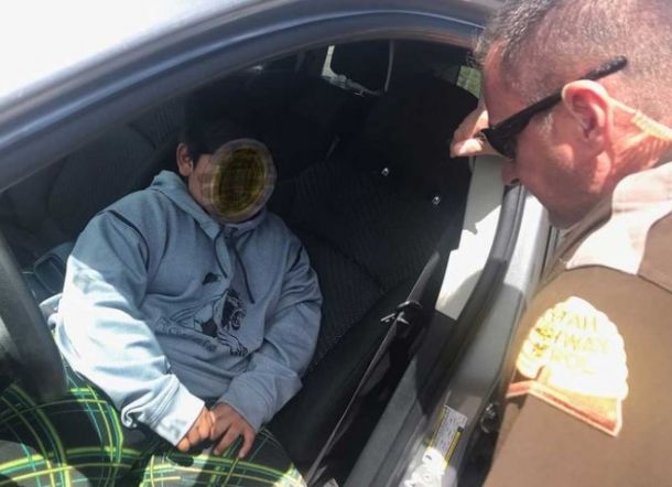 Bocah 5 Tahun Tunjukkan Dompet kepada Polisi yang Menahannya, 